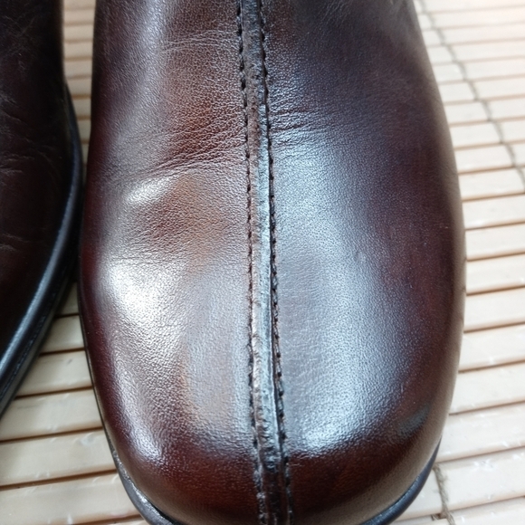 Clarks Bendables women's brown leather mule clogs. 2" heel.  Brass Studs and buc - Picture 5 of 11